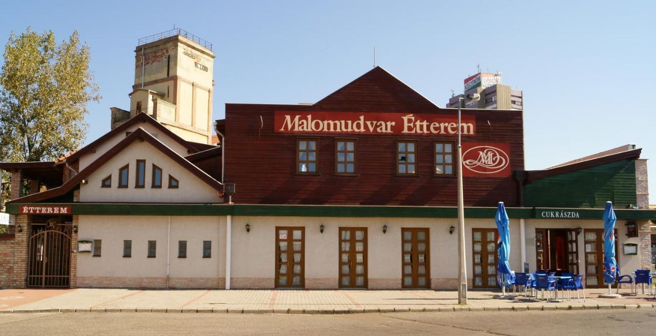 Malomudvar Étterem Cukrászda Panzió és Rendezvényház Gyöngyös Exterior foto